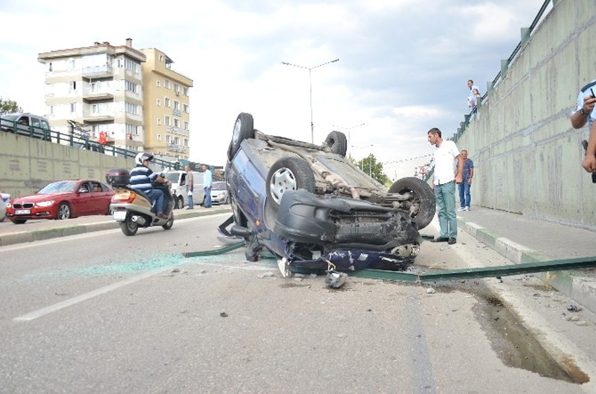 Otomobiliyle Köprüden Uçan Zabıta, Hurdaya Dönen Araçtan Kendi İmkanlarıyla Çıktı
