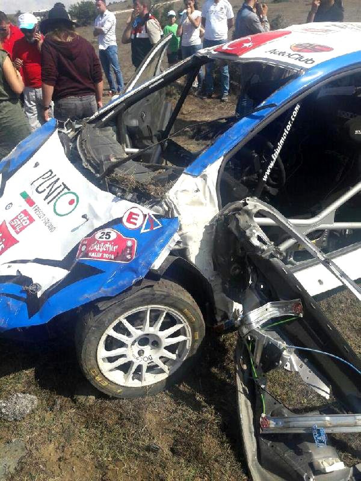 Ralli Şampiyonası\'nda Otomobil Görevliye Çarptı: 3 Yaralı (2)