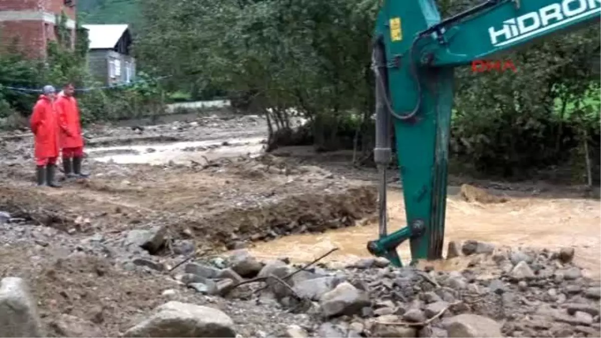 Rize Sel Sularında Kaybolan Efecan\'ı Arama Çalışmaları Sürüyor