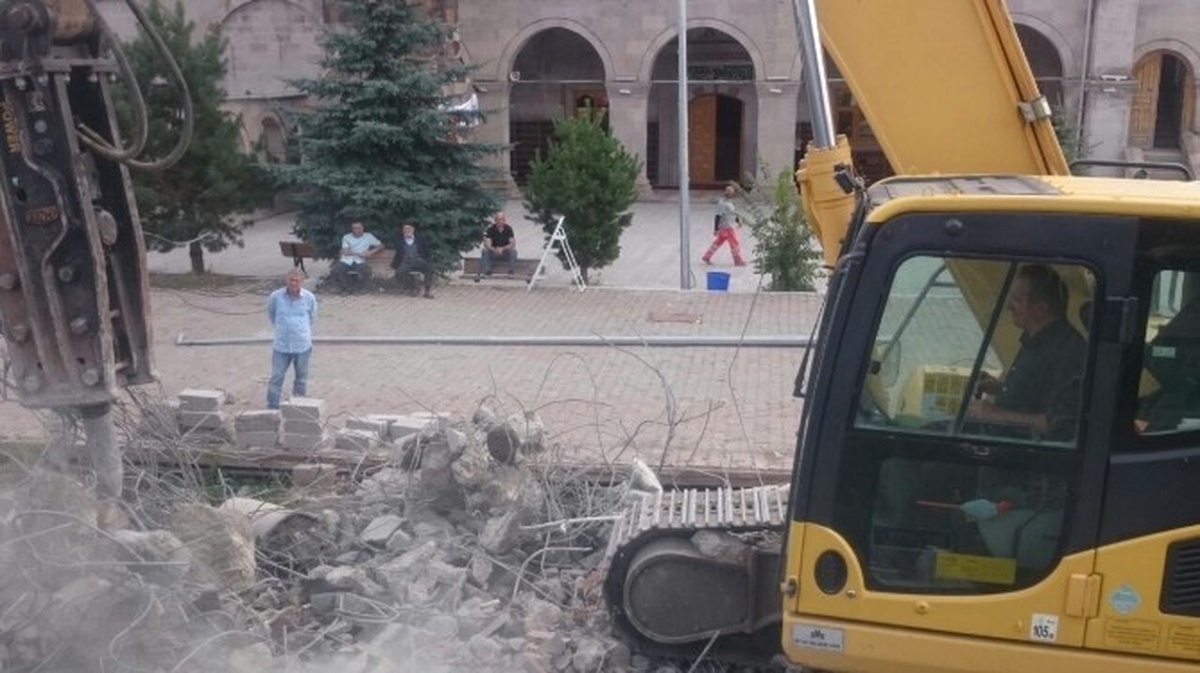 Tarihi Alandaki Betonarme Tuvaletler Yıkıldı