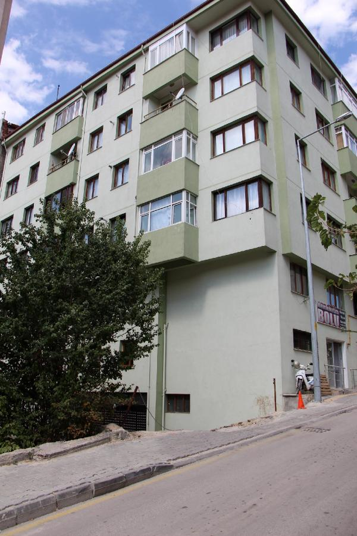 İşsiz Genç Kız, 5\'inci Kattan Atlayarak İntihar Etti