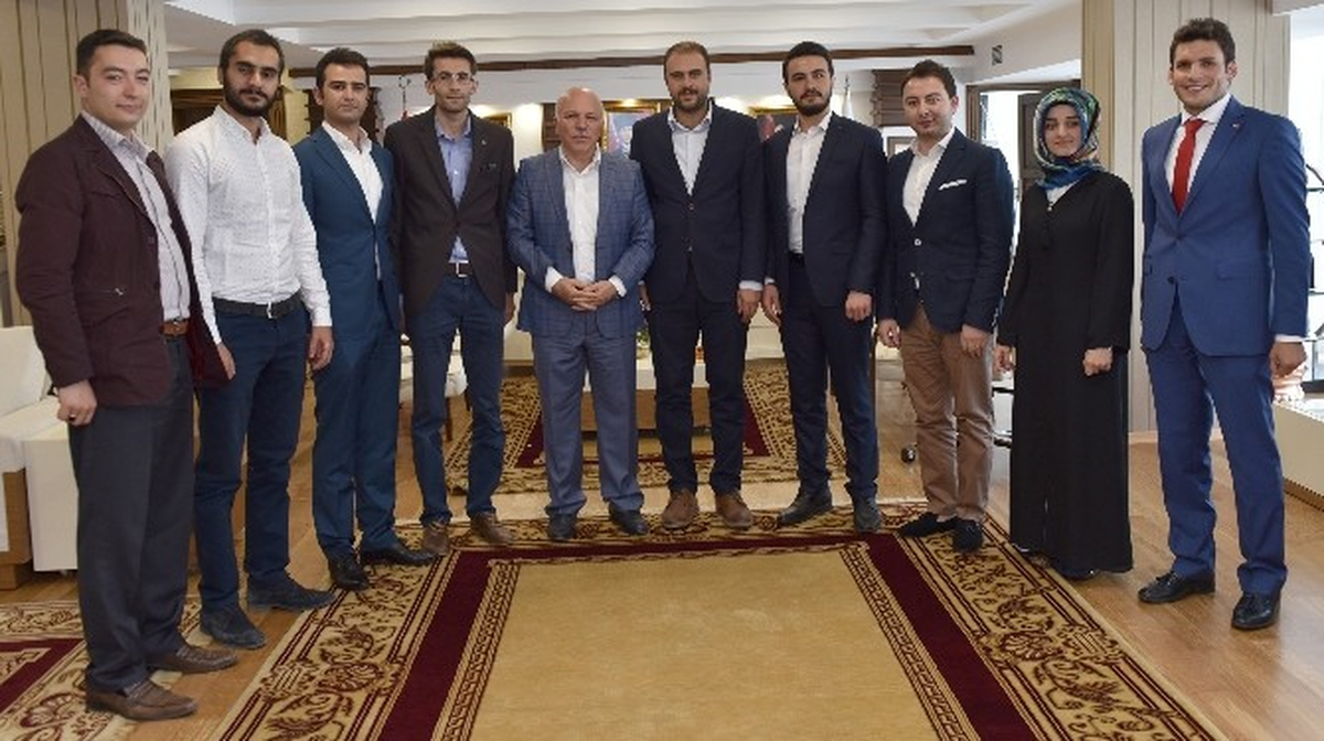 Ak Gençlerden Başkan Sekmen\'e Şükran Plaketi