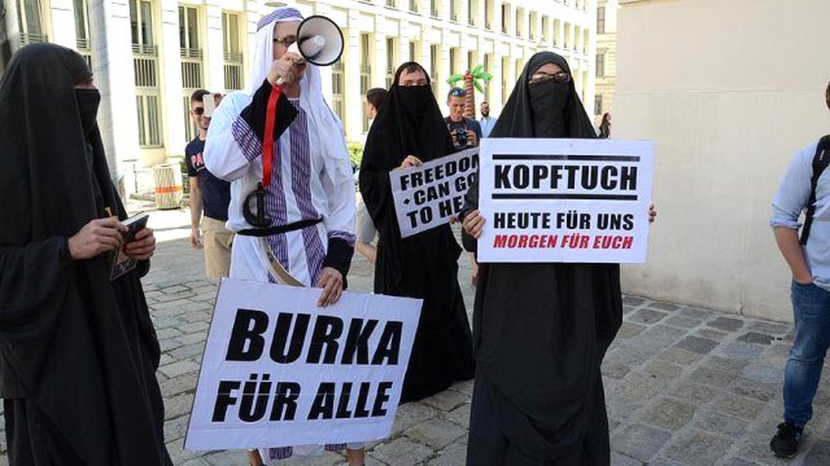 Avusturya\'da Aşırı Sağcılardan Çarşaflı Protesto