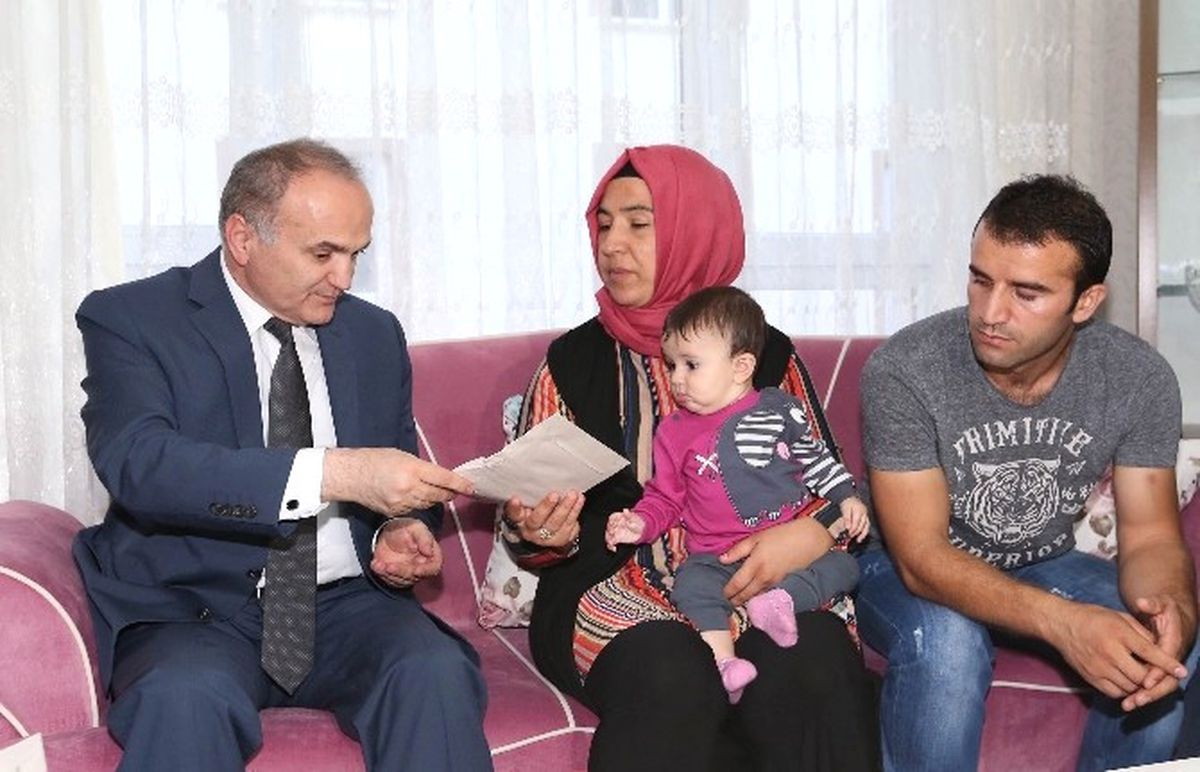Bakan Özlü\'den Demokrasi Şehidinin Ailesine Ziyaret