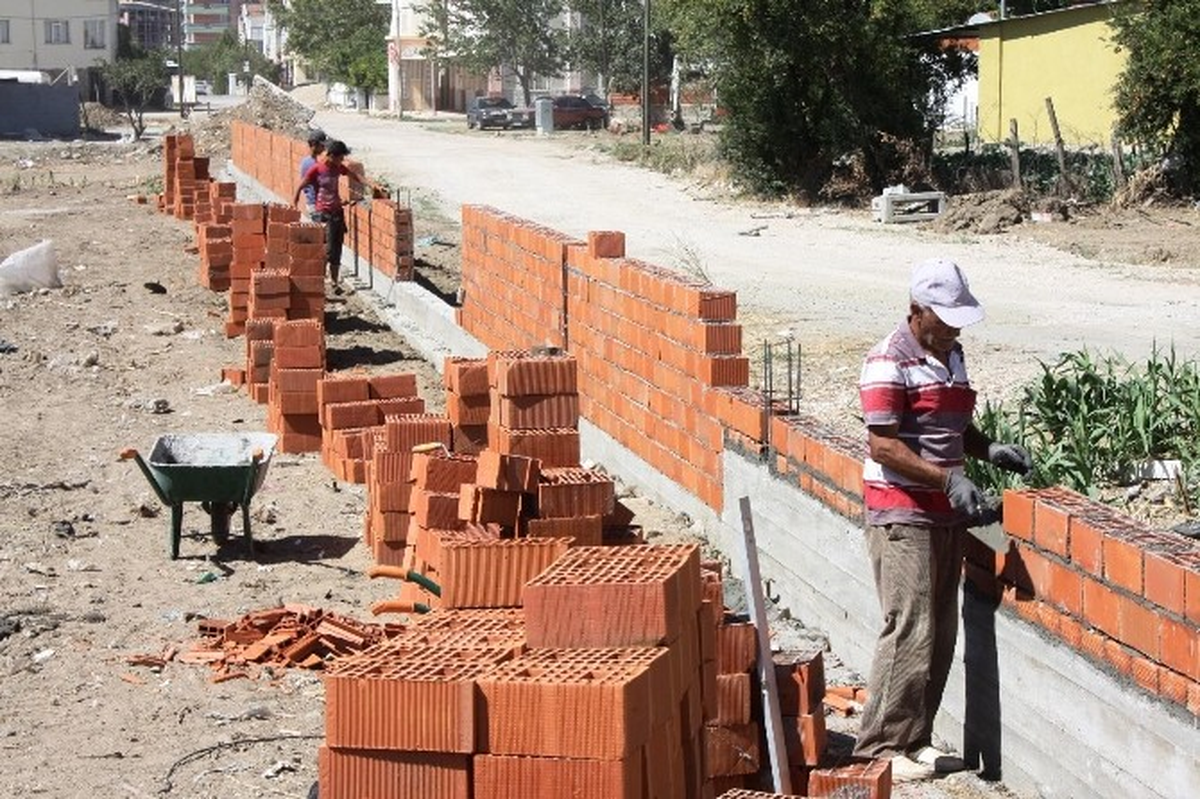 Edremit Belediyesi Okul Bahçelerinde Düzenleme Yapıyor