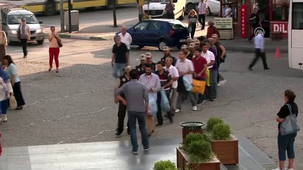 Bursa\'da Fetö Şüphelisi Akademisyenler Adliyeye Çıkartıldı (2)