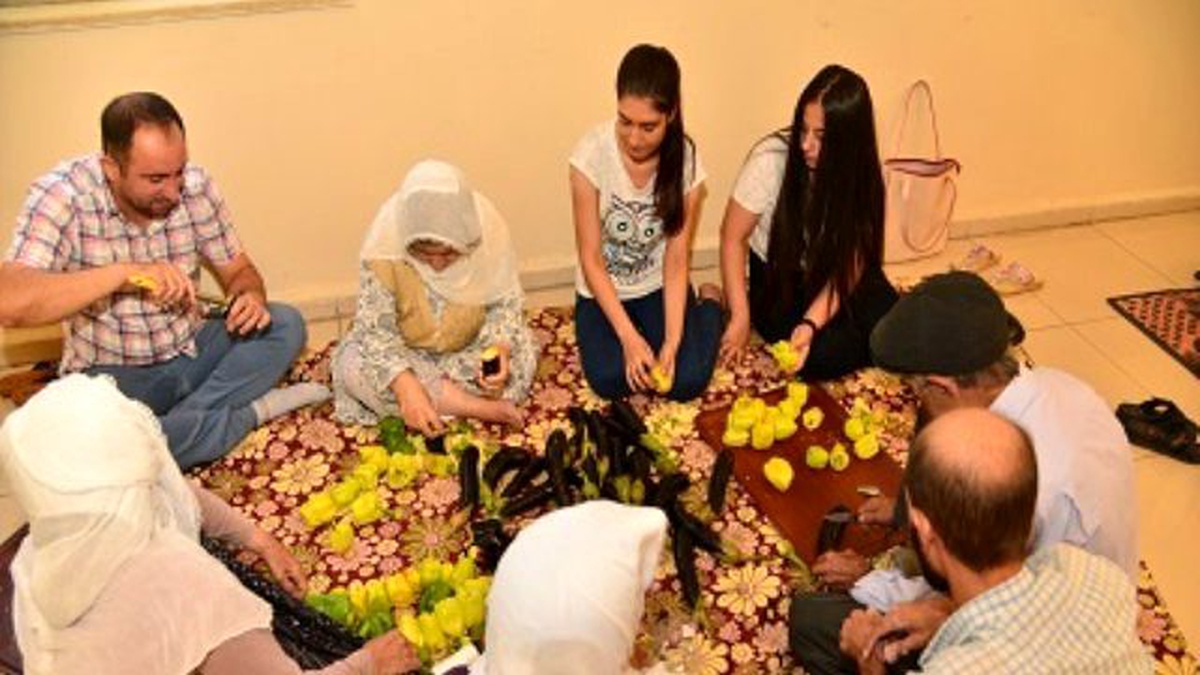 Gençler Kurutmalık Kültürünü Yaşlılardan Öğreniyor