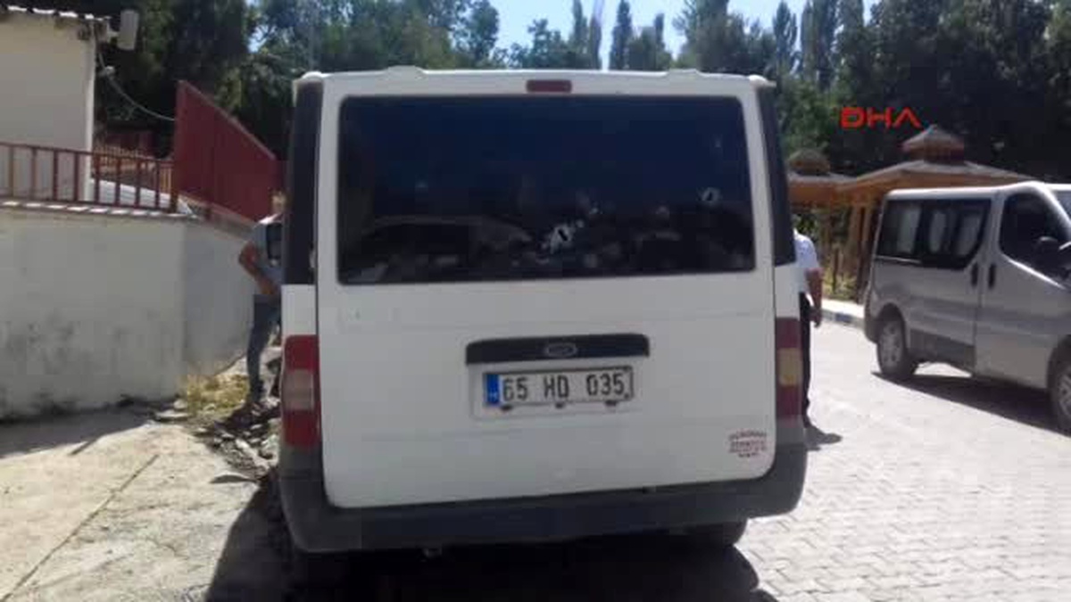Hakkari Çukurca PKK\'lı Teröristlerin Taradığı Minibüsün Sürücüsü Yaralandı