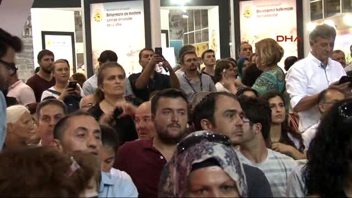 İzmir Fuarı\'nda Söyleşiye Katılan İlber Ortaylı\'ya Yoğun İlgi