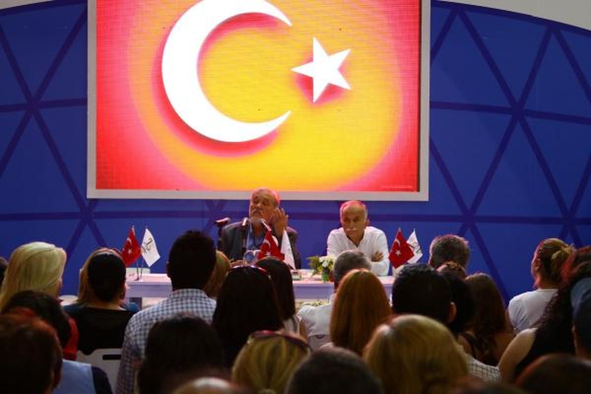 İzmir Fuarı\'nda Söyleşiye Katılan İlber Ortaylı\'ya Yoğun İlgi
