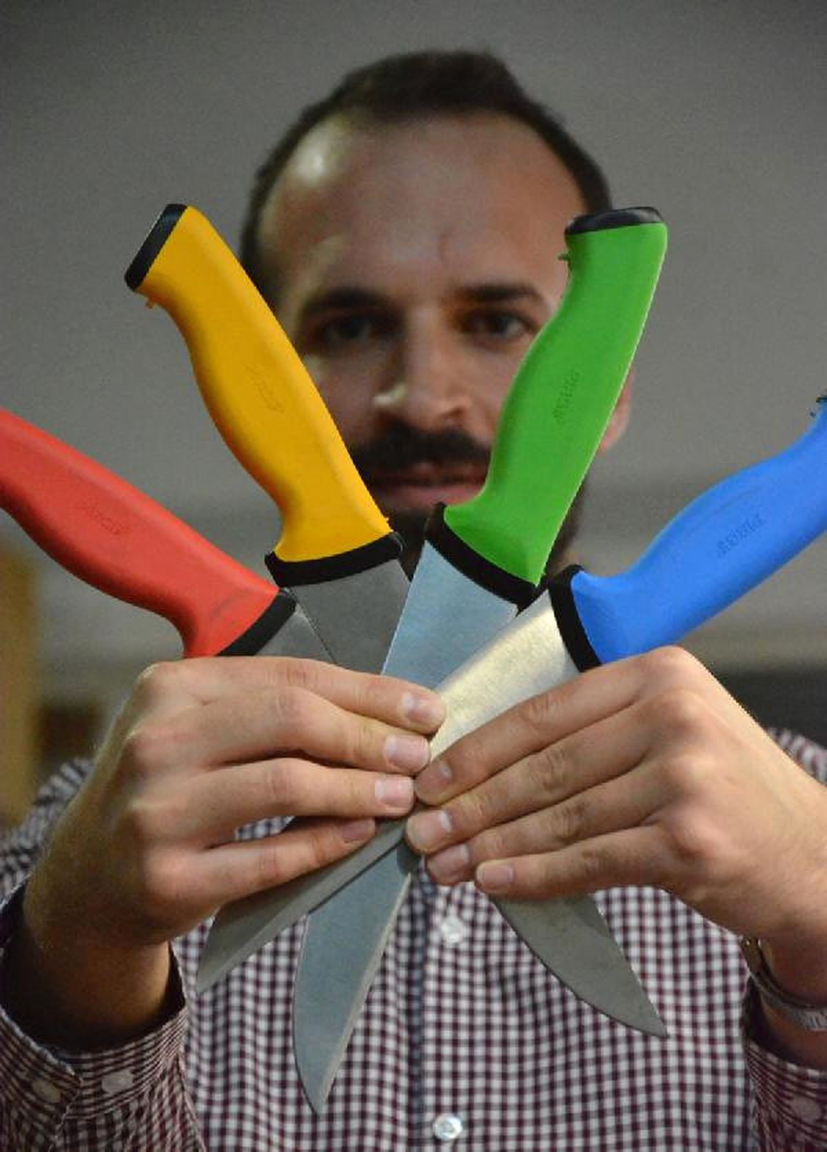 Kurban Kesecek Acemilere, Sapı Elden Kaymayan Bıçak Yapıldı