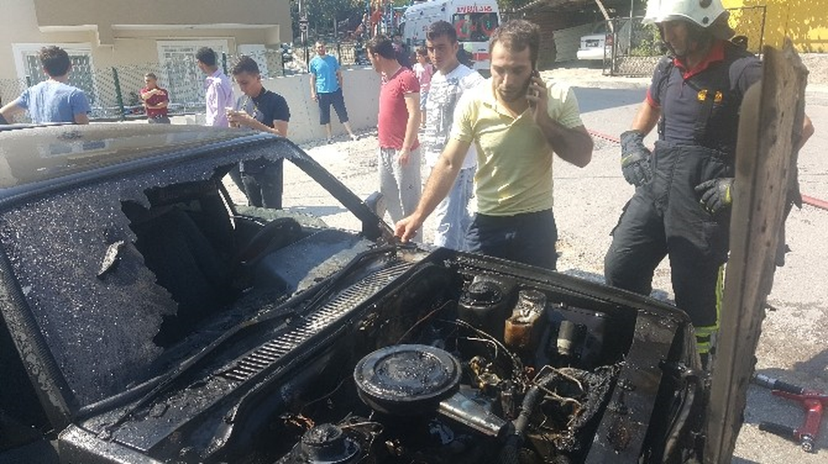 Motorunda Yangın Çıkan Otomobil Kullanılamaz Hale Geldi