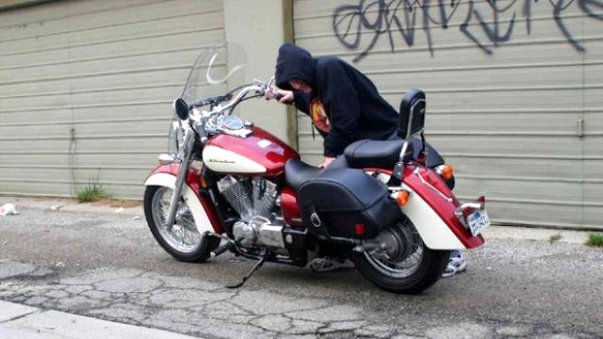 Motosiklet Hırsızlığı Güvenlik Kamerasına Yansıdı