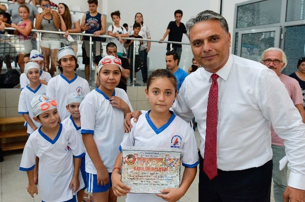 Muratpaşa Belediyesi\'nden Yüzücülere Sertifika