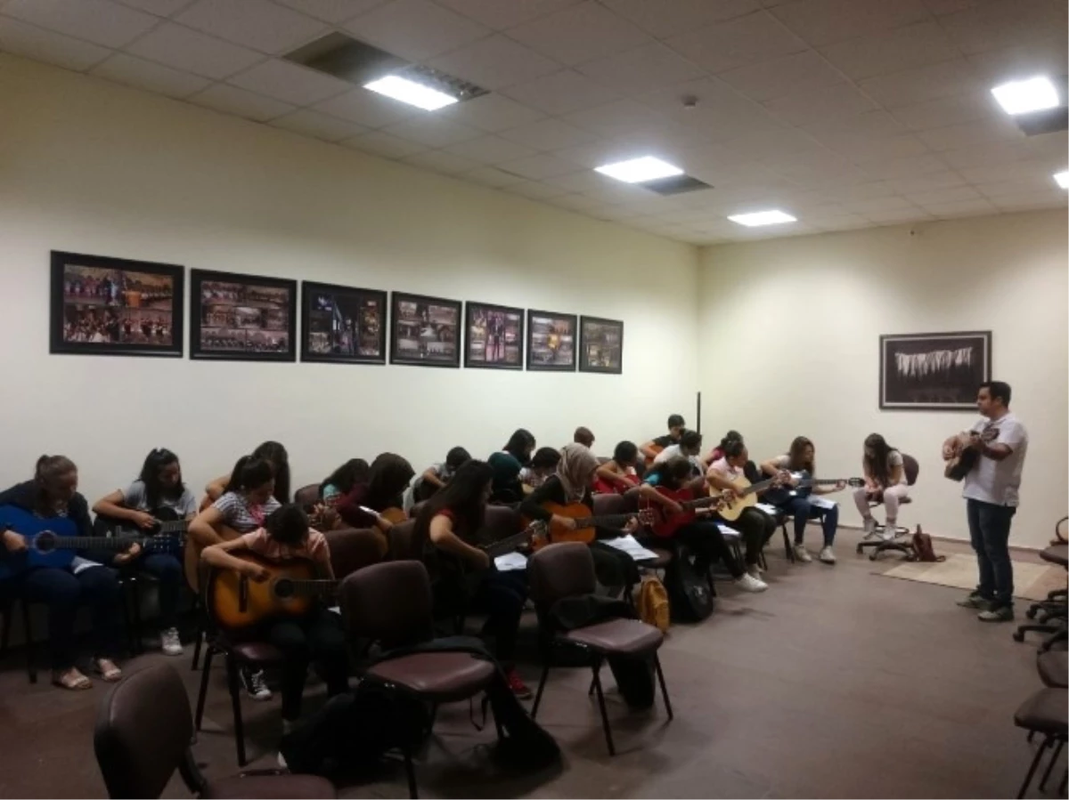 Nevşehir\'de Gençler Gitar Eğitimine Büyük İlgi Gösteriyor