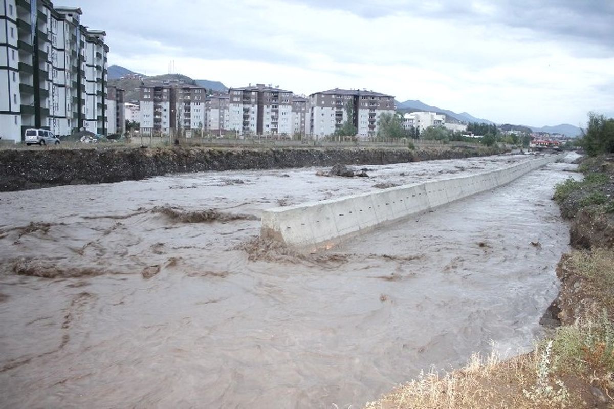 Oltu\'da Sağanak Yağmur Sele Dönüştü