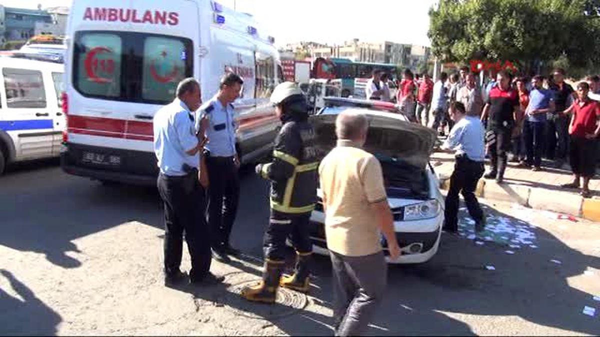 Şanlıurfa?da Polis Aracı, Kamyonetle Çarpıştı 3\'ü Polis, 4 Yaralı