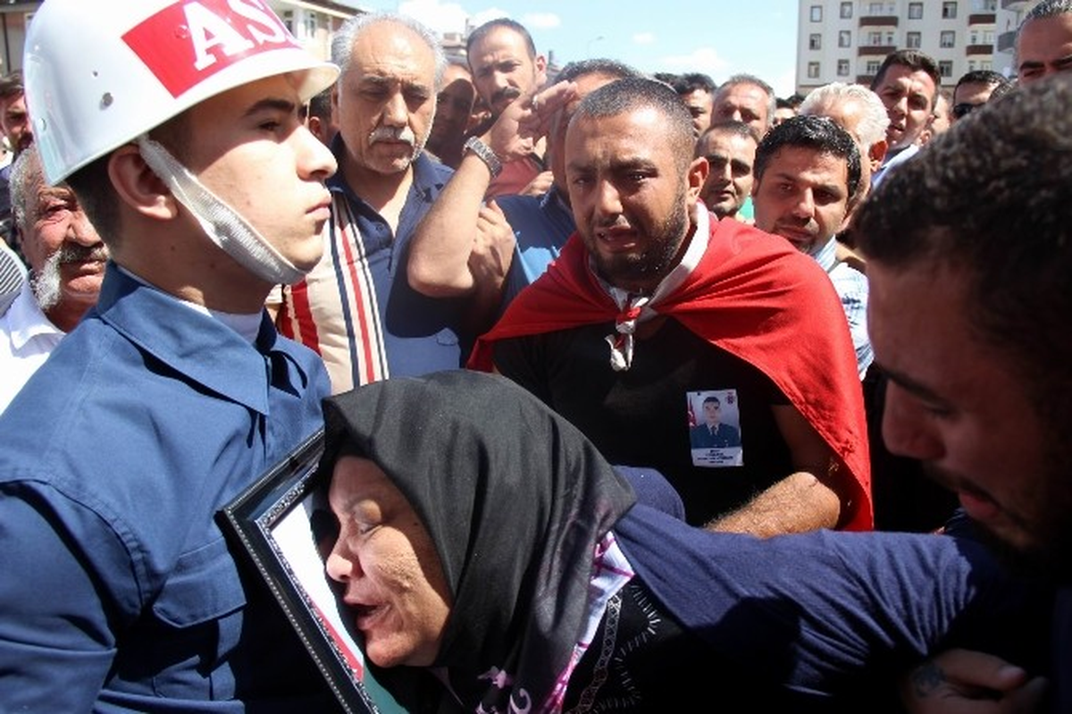 Şehit Anne ve Babası Oğlunu Asker Selamıyla Uğurladı
