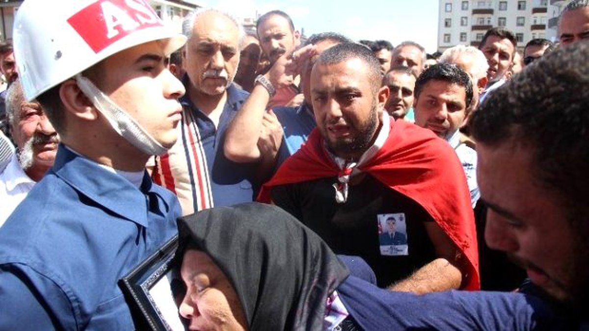 Şehit Oğlunu, Fotoğrafını Son Kez Okşayarak Toprağa Verdi