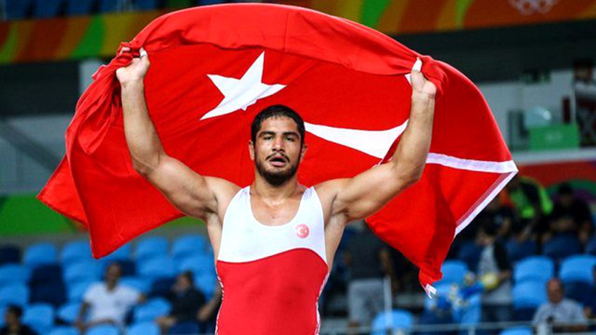 Taha Akgül Mayosunu Olimpiyatlar Sergisi\'ne Armağan Etti