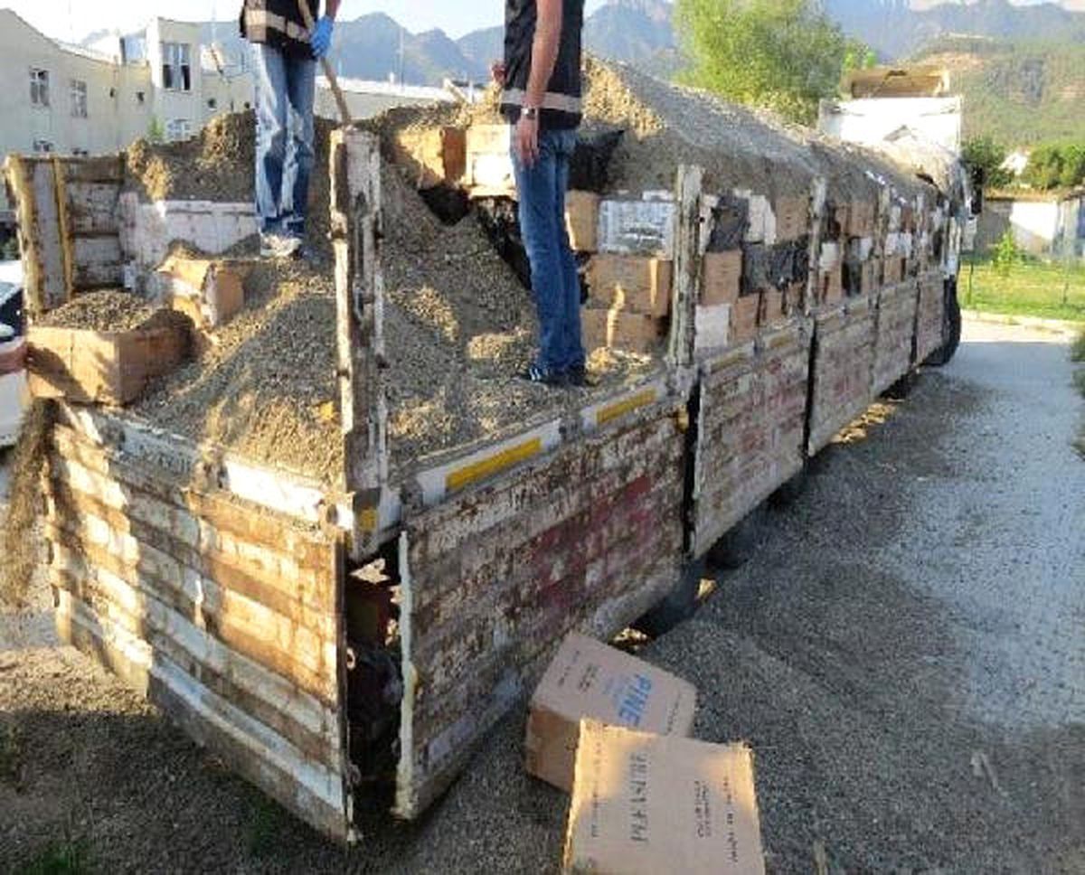Toprak Yüklü İki Tır\'da 450 Bin Kaçak Sigare Ele Geçirildi