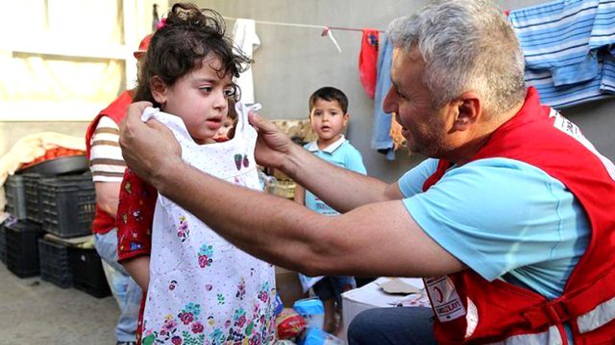 Türk Kızılayı Gazzeli Çocuklara Bayramlık Dağıttı