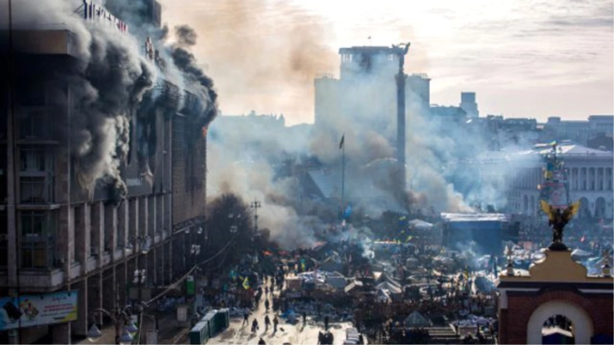 Ukrayna\'da Televizyon Kanalı Binası Ateşe Verildi