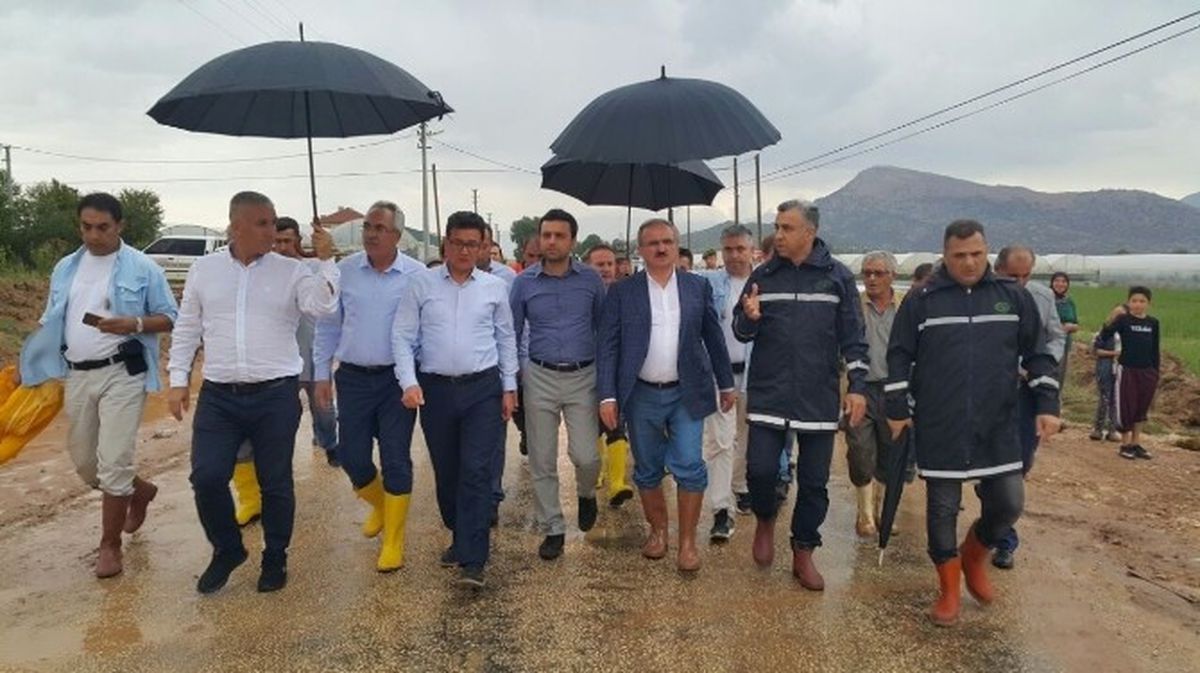 Vali Karaloğlu, Yağıştan Etkilenen Elmalı\'da İncelemede Bulundu