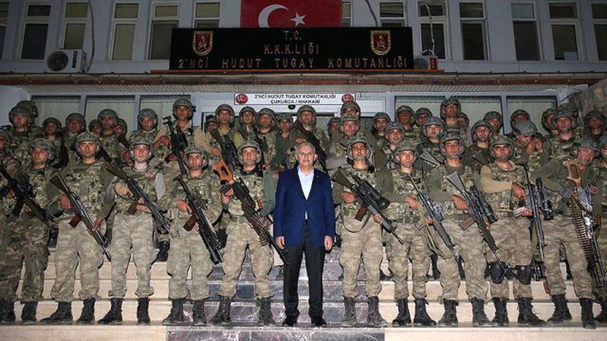 Yıldırım, Çukurca\'da Askeri Birlikleri Ziyaret Etti