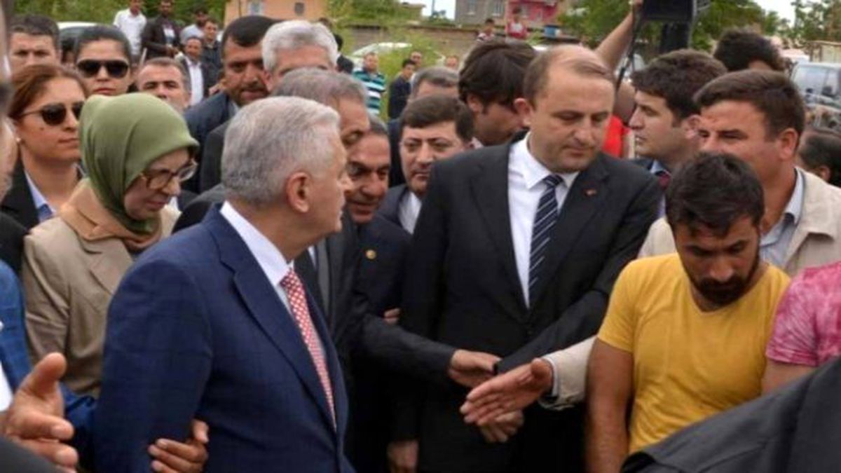 Başbakan Sur'da Duvara Harç Koyup Taş Döşedi
