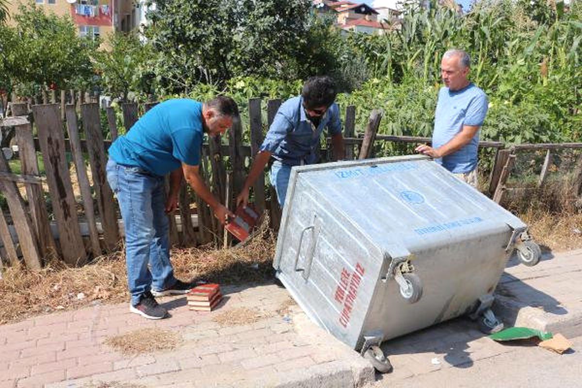 Zaman Kitaplarını Çöpe Atıp Kaçtılar