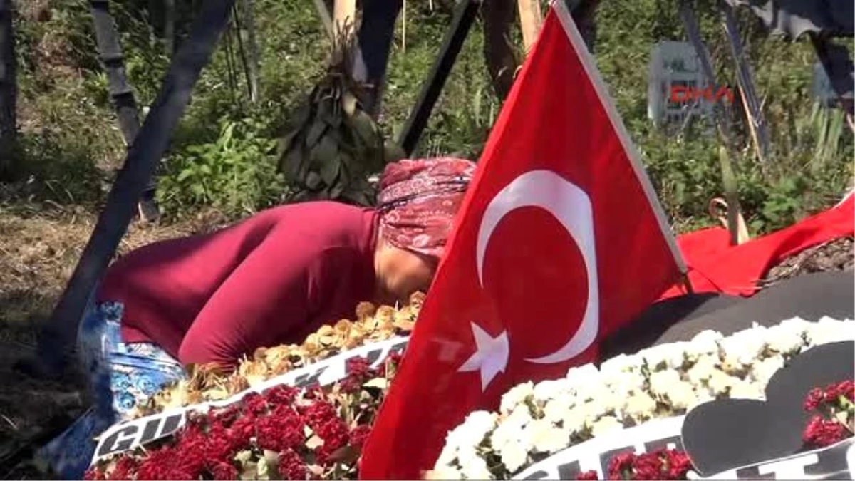 Zonguldak Şehit Ağabeyinin Mezarı Başından Günboyu Ayrılmıyor