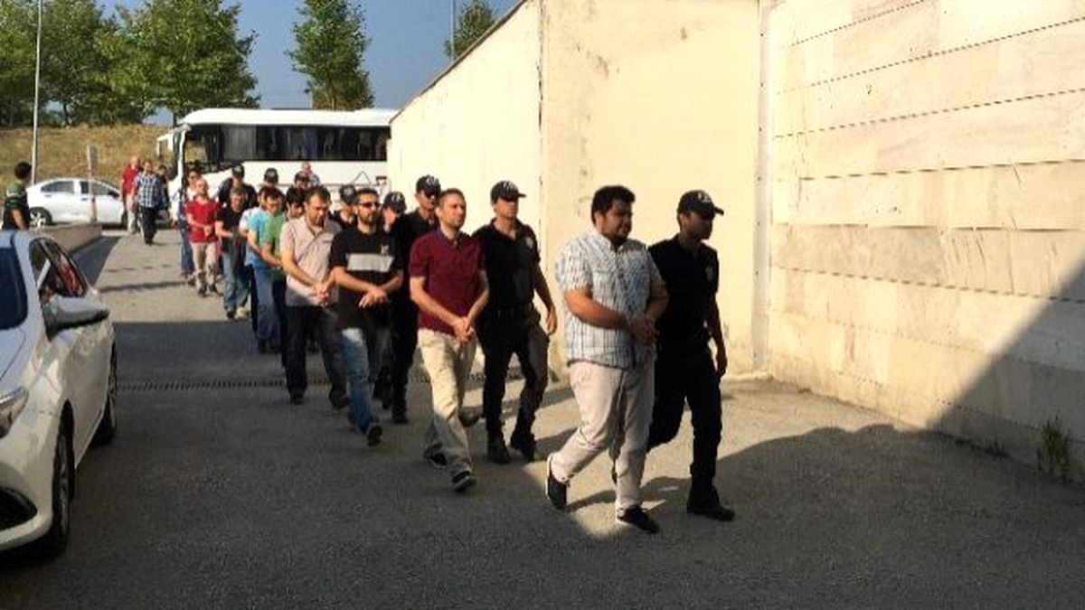Sakarya\'da 10 Öğretim Görevlisi Tutuklandı