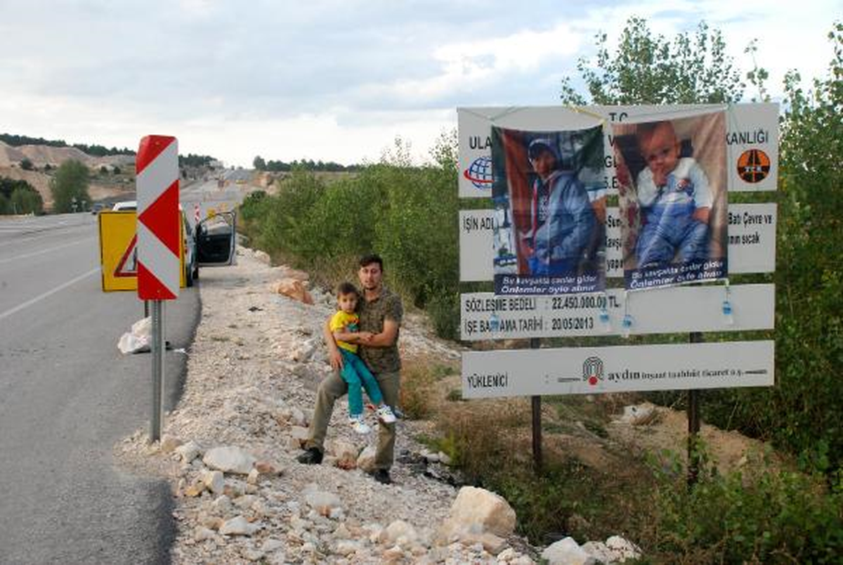 2 Oğlunu Kaybettiği Kavşakta Afişli Tepki