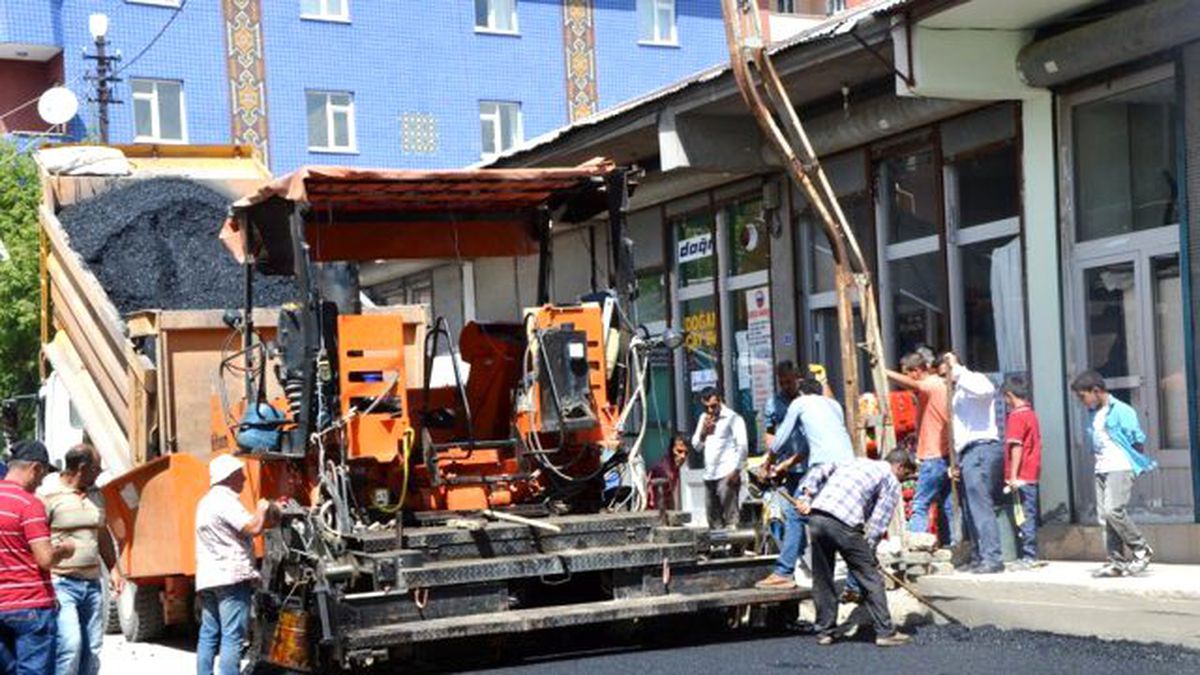 Ağrı Belediyesinin asfalt çalışması devam ediyor