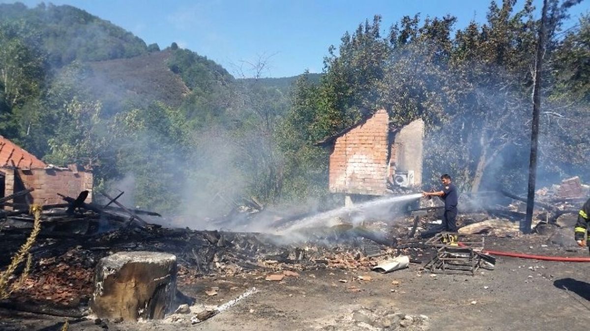 Akçakoca\'da Çıkan Yangında İki Aile Bayram Öncesi Evsiz Kaldı