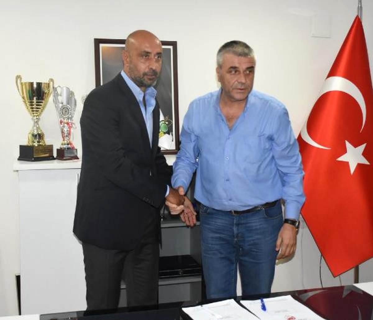 Akhisar Belediyespor Tolunay Kafkas\'la İmzaladı