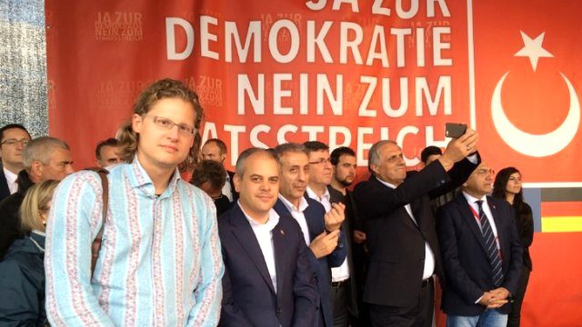 Alman Gazeteciye Sosyal Medya Engeli