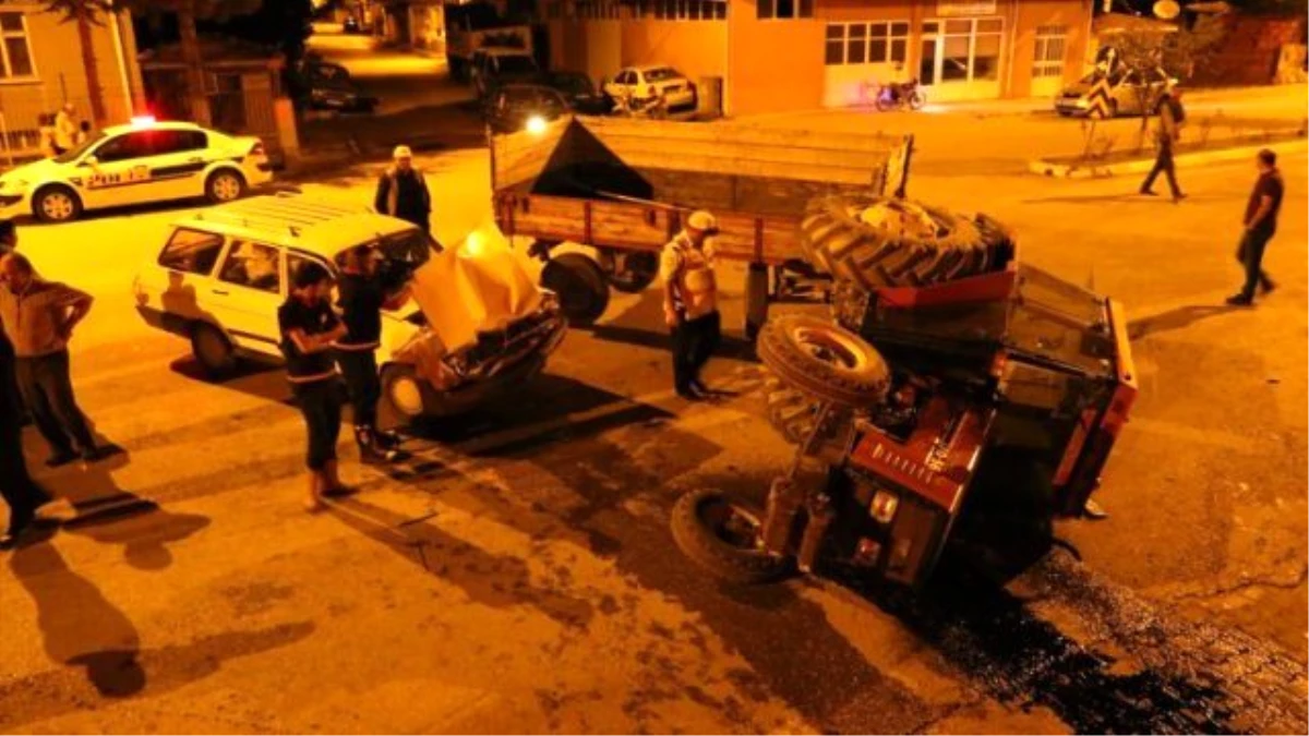 Amasya\'da Otomobil ile Traktör Çarpıştı: 4 Yaralı