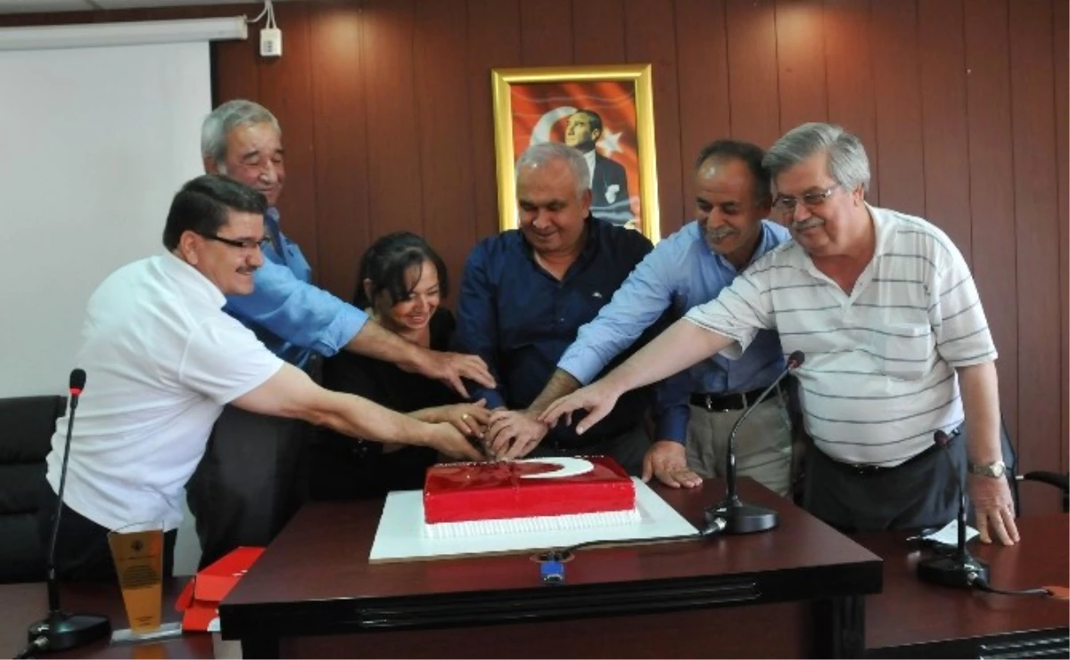Belediye Çalışanlarından Başkan Tollu\'ya Sürpriz Doğum Günü Kutlaması