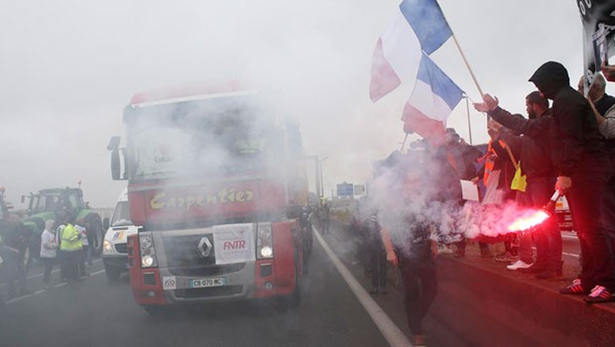 Calais\'te Mülteci Karşıtı Protesto