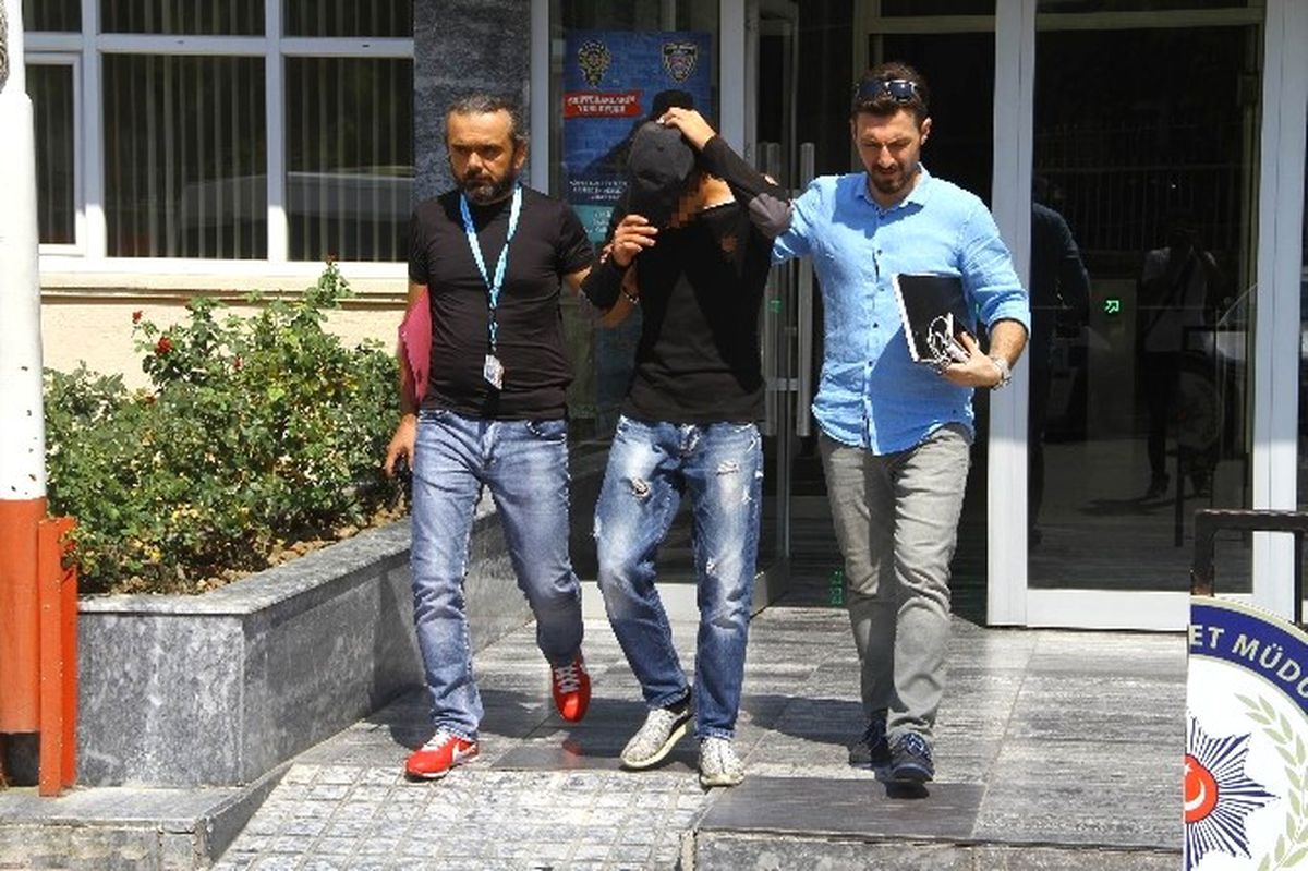 Camı Kırılan Araçtan Uyuşturucu Çıktı