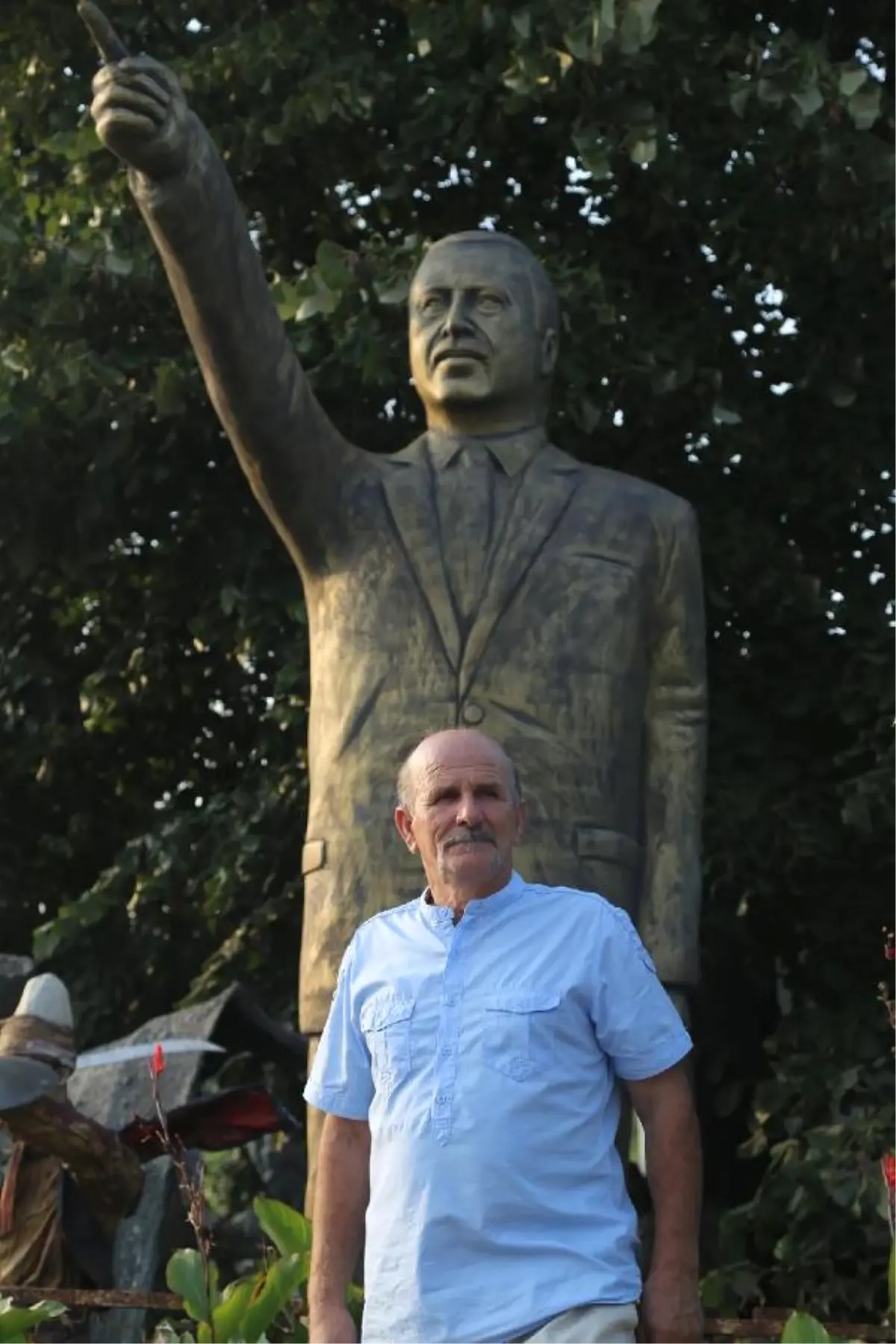 Cumhurbaşkanı Erdoğan\'ın 4 Metrelik Heykelini Yaptı