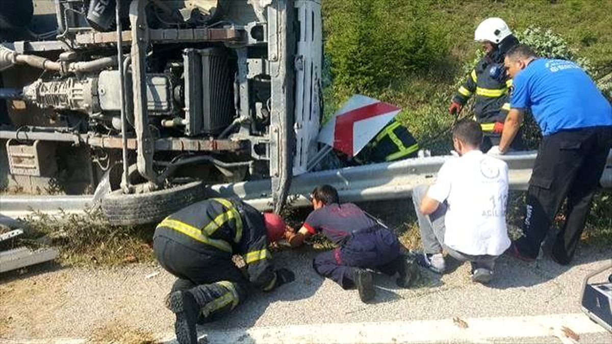 Devrilen Kamyonetin Altında Can Pazarı: 2 Ölü
