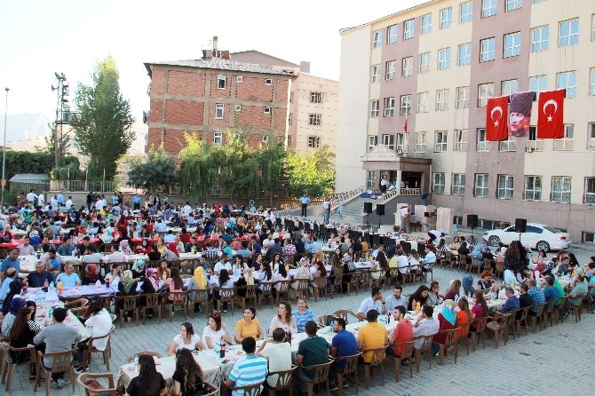 Hakkari\'de Öğretmenler Yemekte Bir Araya Geldi
