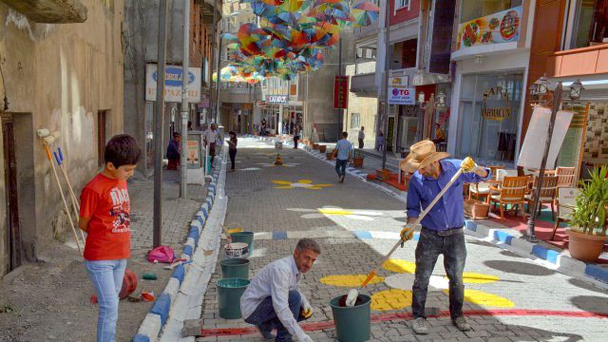 Hakkari\'nin şemsiyeli sokağı boyanıyor