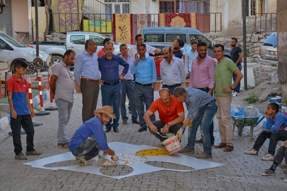 Hakkari\'nin Şemsiyeli Sokağı Renkleniyor