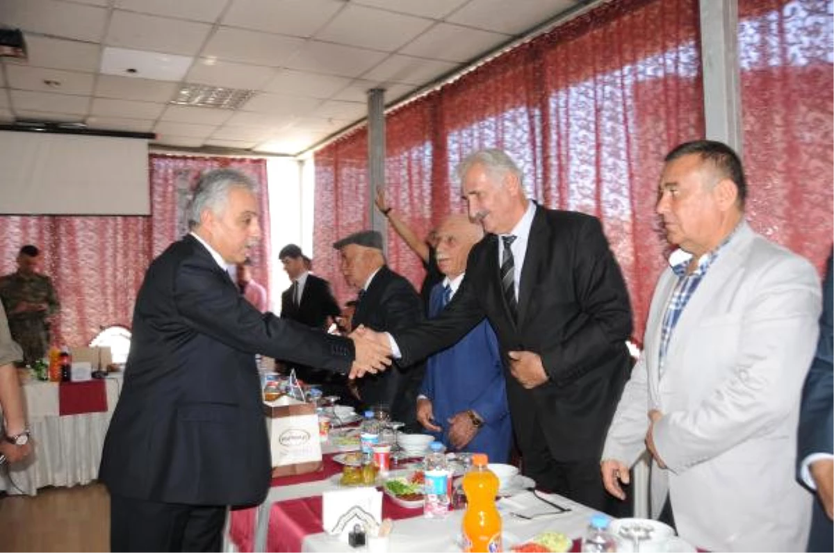 Hakkari Valisi Toprak, Kentin İleri Gelenleriyle Yemekte Bir Araya Geldi