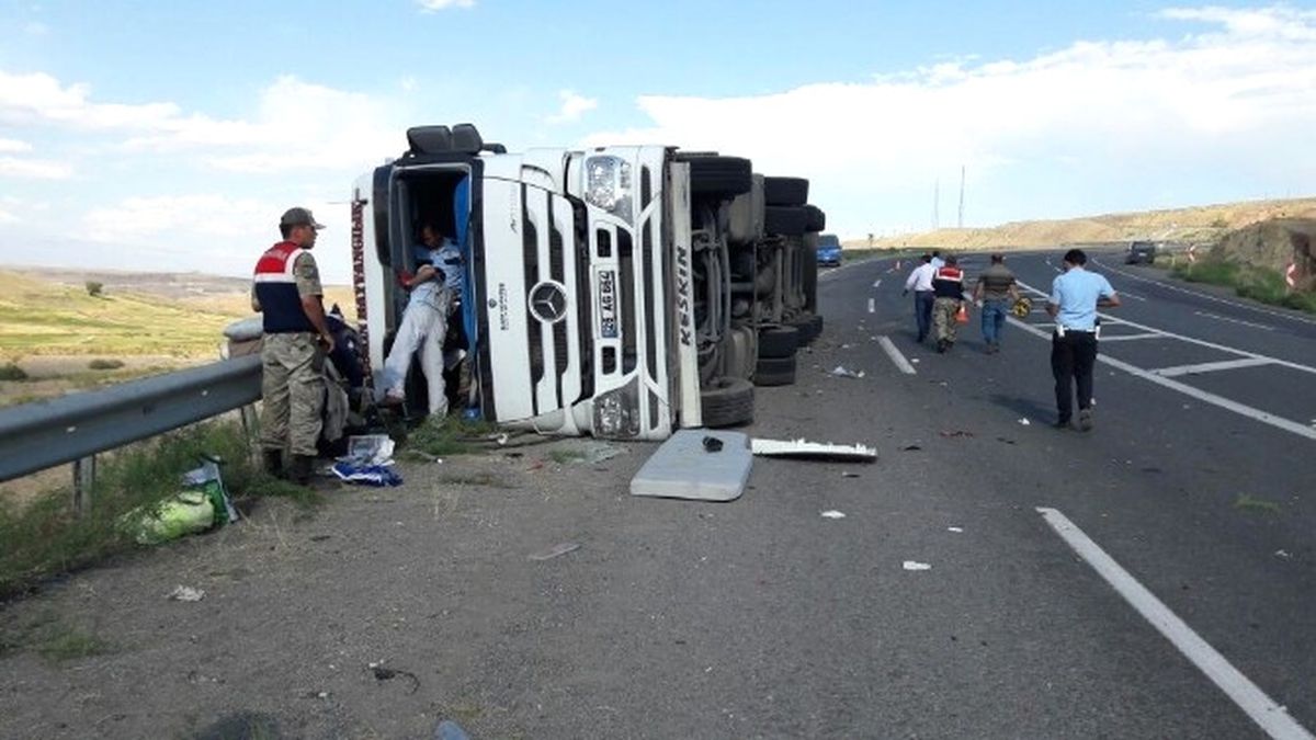 Iğdır\'da Kurban Yüklü Kamyon Devrildi: 2 Yaralı