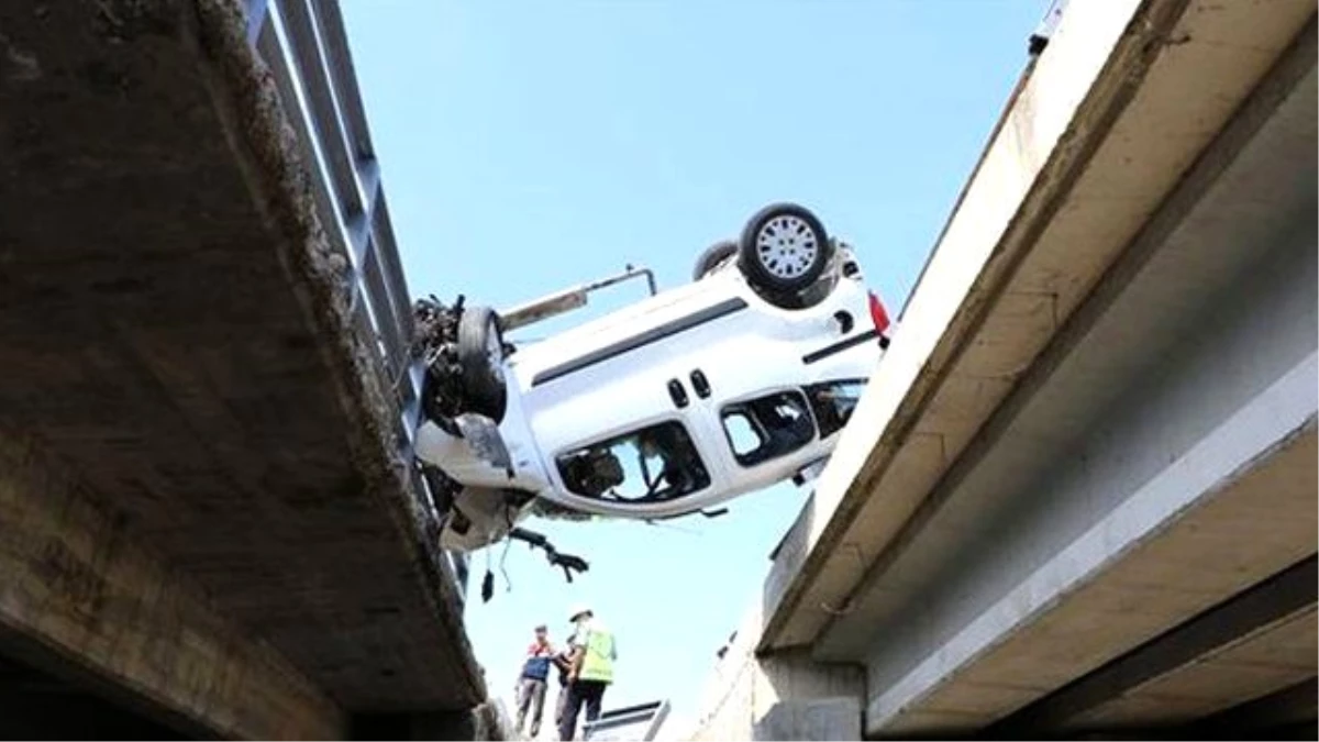 İnanılmaz Kaza: Köprüde Asılı Kaldı